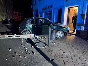 skoda która uległa wypadkowi po zderzeniu z budynkiem