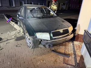 skoda która uległa wypadkowi po zderzeniu z budynkiem