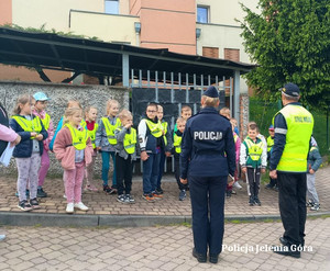 Bieg terenowy przedszkolaków w koalicji na rzecz bezpieczeństwa z jeleniogórską policją