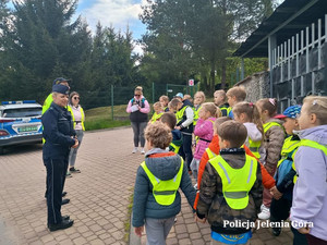 Bieg terenowy przedszkolaków w koalicji na rzecz bezpieczeństwa z jeleniogórską policją