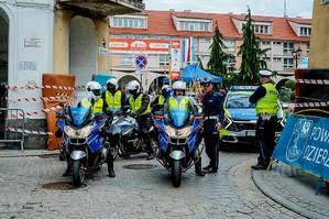 policjanci zabezpieczali wyścig kolarski