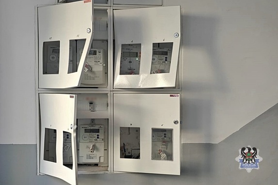uszkodzone skrzynki elektryczne