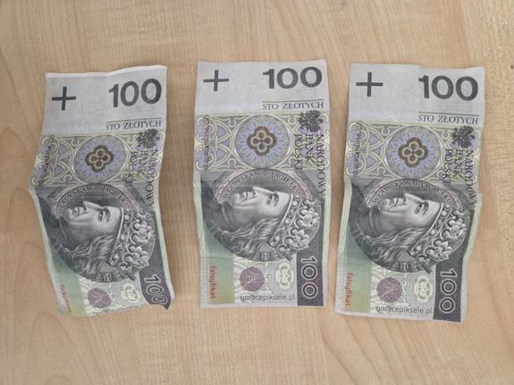 zatrzymane kobiety i fałszywe banknoty
