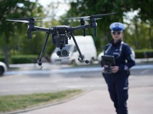 policjantka steruje dronem