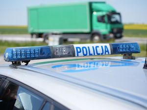 radiowóz w tle jadący droga samochód ciężarowy