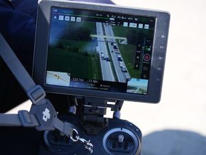 widok na monitorze sterującym dronem jak ciężarówka wyprzedza inne na autostradzie