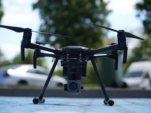 dron stojący na chodniku
