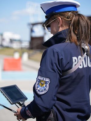 policjantka patrząca w monitor sterując dronem