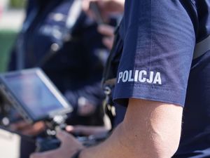 policjant obserwuje obraz z drona na kontrolerze