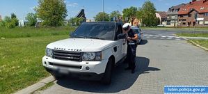 policjant kontroluje kierowcę samochodu osobowego