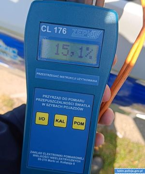 miernik zaciemnienia szyb wskazujący wartość 15,1 %