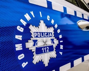 napis na drzwiach radiowozu pomagamy i chronimy