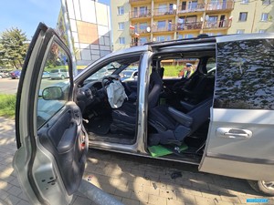 samochód osobowy z otwartymi drzwiami