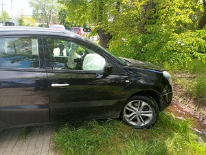 samochód osobowy stojący bokiem na chodniku  - w środku otwarte poduszki powietrzne