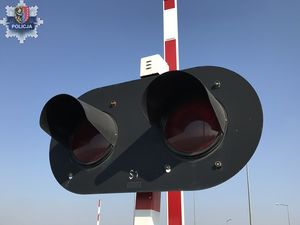 Policjanci interweniowali po tym, jak kierowca wjechał skodą na przejazd kolejowy, gdy zamykały się rogatki