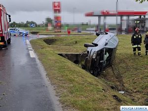 samochód po wypadku w rowie