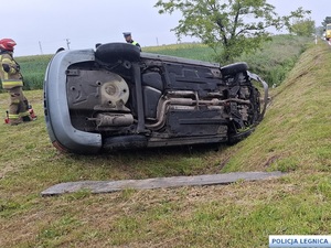 samochód przewrócony na boku