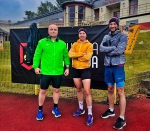 dwóch mężczyzn i jedna kobieta na bieżni w strojach sportowych