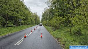 pachołki na ulicy zabezpieczające miejsce wypadku