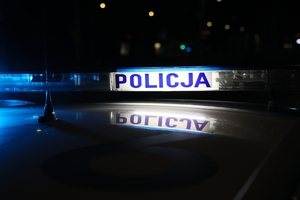 napis policja na sygnalizacji świetlnej radiowozu