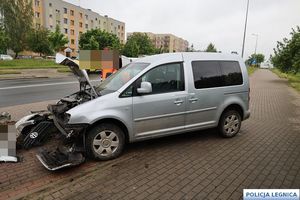 samochód ze zniszczonym przodem po zderzeniu z latarnią