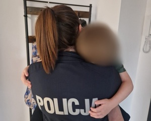 Policjantka tuli chłopca