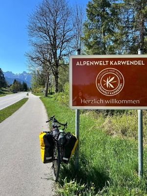 rower oparty o znak z nazwą miejscowości Alpenwelt