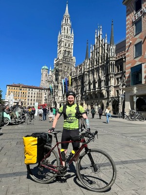 mężczyzna przy rowerze sportowym