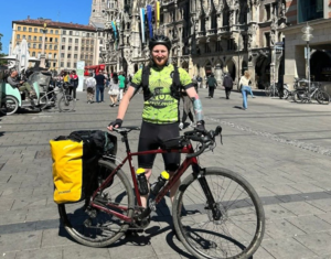 mężczyzna przy rowerze sportowym