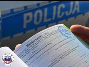policjant wypisuje mandat