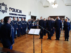 Ślubowanie nowo przyjętych policjantów