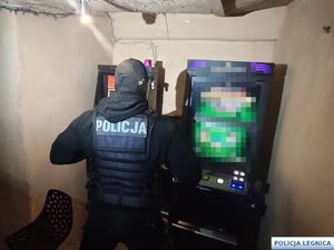 policjant przy automatach do gier