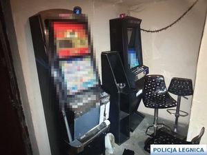 dwa automatach do gier w salonie