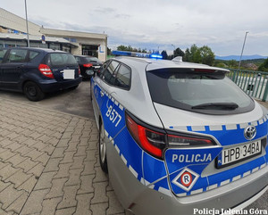 radiowóz policyjny przed szpitalem