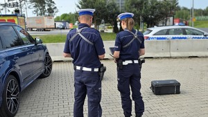 policjant z policjantką stojący tyłem