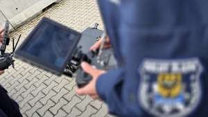 policjant sterujący dronem