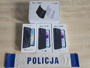 TRZY telefony komórkowe w pudełkach