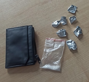 zabezpieczone sreberka z narkotykami i portfel