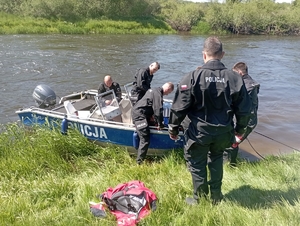 policjanci przy łódce