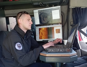 policjant w centrum operacyjnym