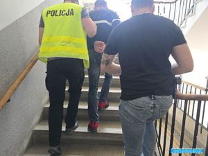 prowadzenie zatrzymanego mężczyzny przez dwóch policjantów