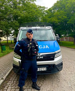 policjant stojacy koło radiowozu