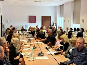 uczestnicy szkolenia siedzą w sali. wśród policjantów w mundurach siedzą także panie w cywilu