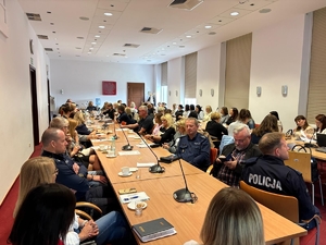 uczestnicy szkolenia siedzą w sali. wśród policjantów w mundurach siedzą także panie w cywilu