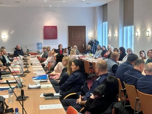uczestnicy szkolenia siedzą w sali. wśród policjantów w mundurach siedzą także panie w cywilu