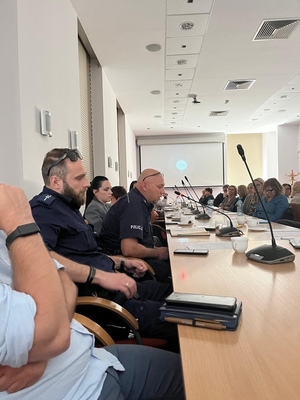 uczestnicy szkolenia siedzą w sali. wśród policjantów w mundurach siedzą także panie w cywilu