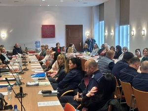 uczestnicy szkolenia siedzą w sali. wśród policjantów w mundurach siedzą także panie w cywilu