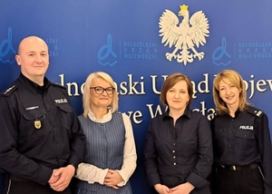 uczestnicy szkolenia siedzą w sali. wśród policjantów w mundurach siedzą także panie w cywilu