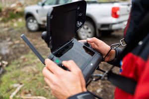mężczyzna steruje dronem