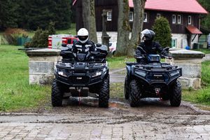 policjanci na quadach